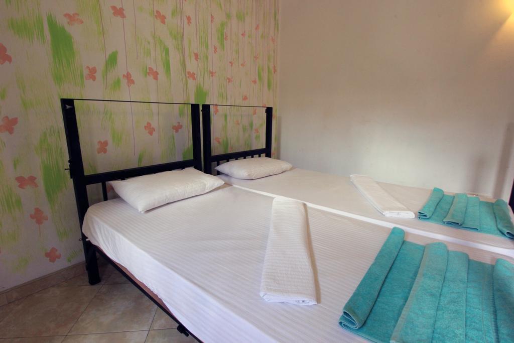 Flipflop Hostel Негомбо Экстерьер фото