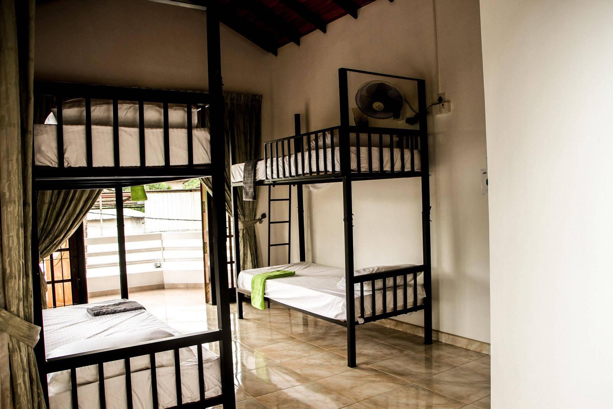 Flipflop Hostel Негомбо Экстерьер фото