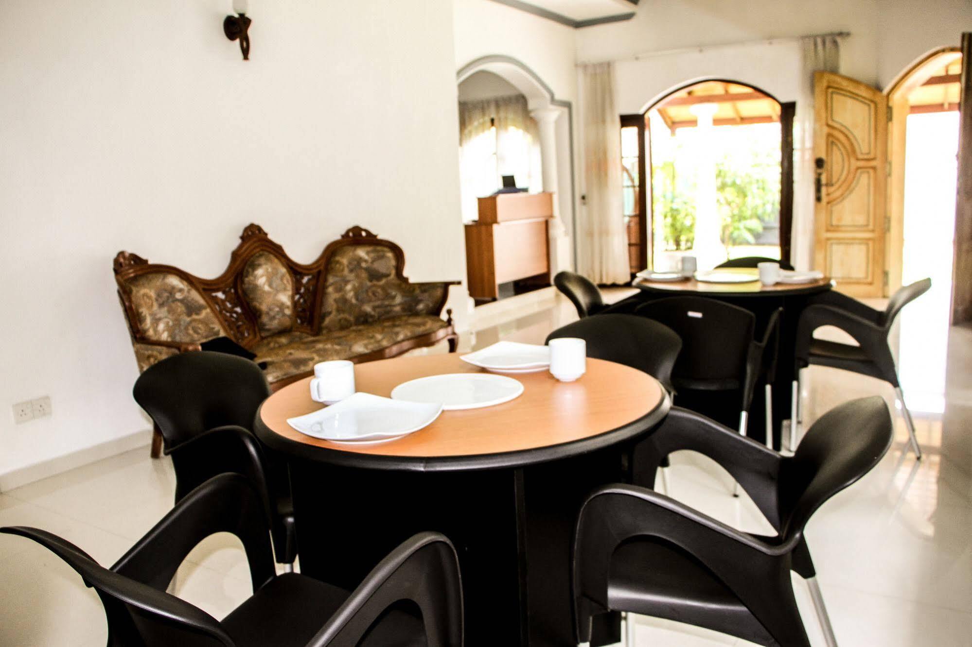 Flipflop Hostel Негомбо Экстерьер фото